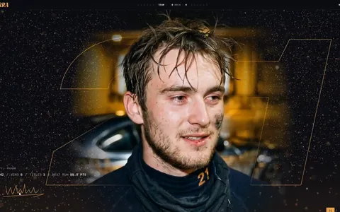 Strona kierowcy Kuby Wierzbickiego: portret po przejeździe, ogromny obrysowany numer 21 i nazwisko pionowo